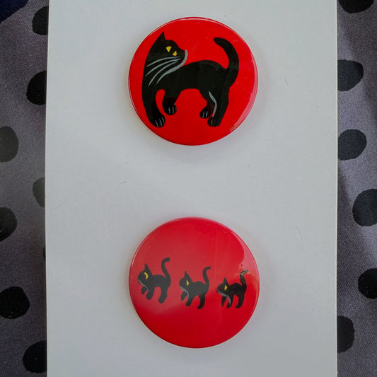 Buttons : Black Family Cat on Red Galalith Buttons (Set of 2 Buttons) diameter 32mm