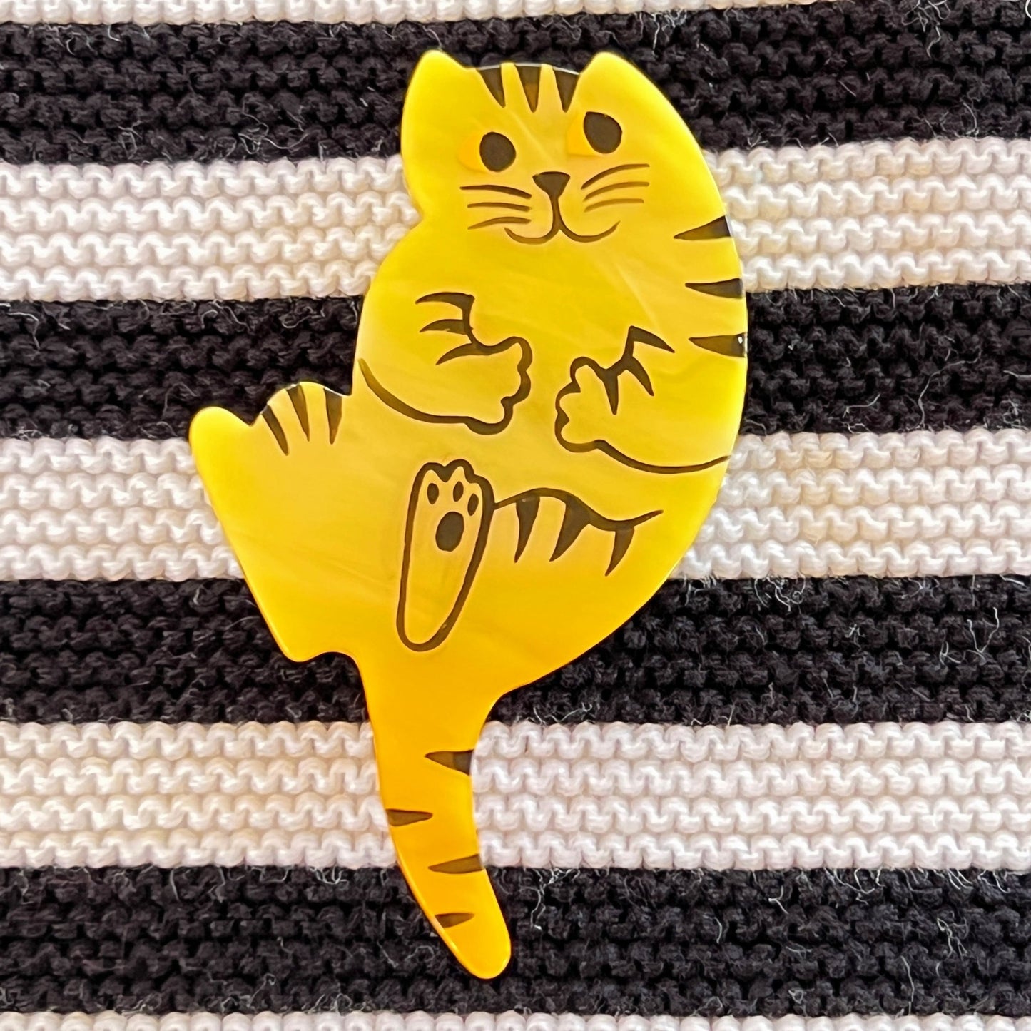 Yellow Tabby B7 Cat Brooch - Galalith – Vintage Jewelry - handcrafted by Pavone by Pavone