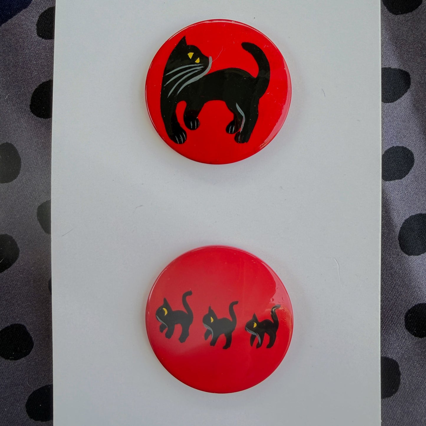 Buttons : Black Family Cat on Red Galalith Buttons (Set of 2 Buttons) diameter 32mm