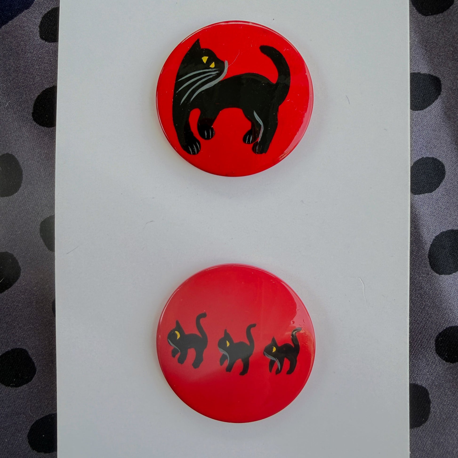 Buttons : Black Family Cat on Red Galalith Buttons (Set of 2 Buttons) diameter 32mm