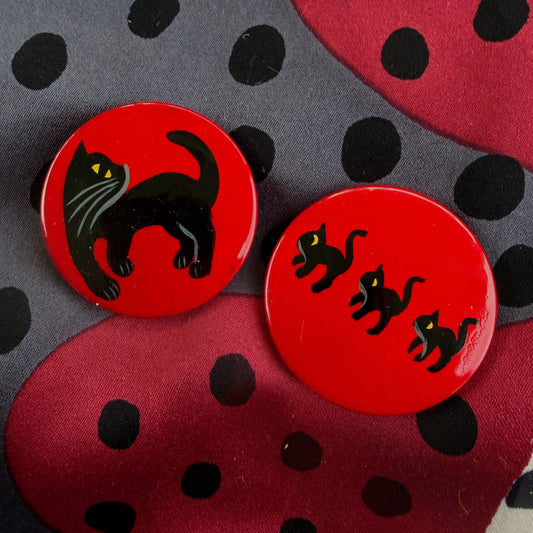Buttons : Black Family Cat on Red Galalith Buttons (Set of 2 Buttons) diameter 32mm