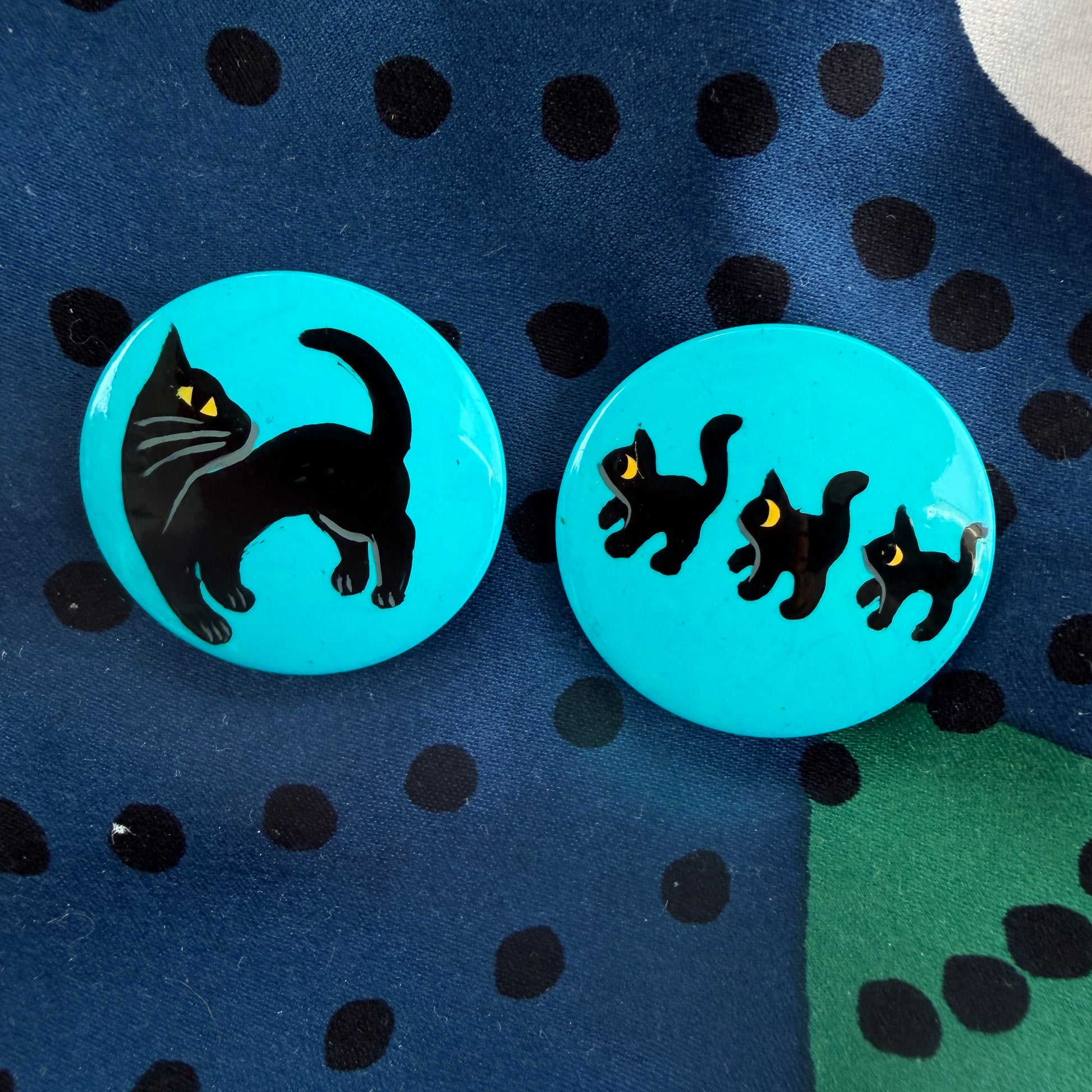 Buttons : Black Family Cat on Turquoise Blue Galalith Buttons (Set of 2 Buttons) diameter 28mm