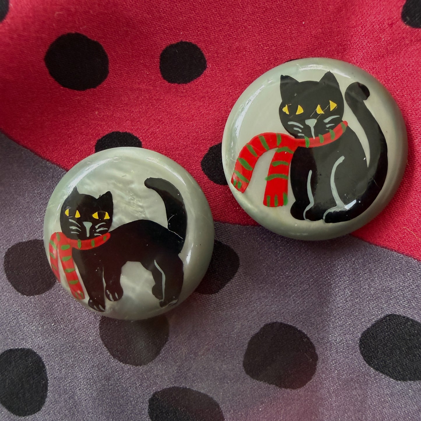 Buttons : Black Scarf Cat on Pearly Grey Galalith Buttons (Set of 2 Buttons) Diameter 28mm