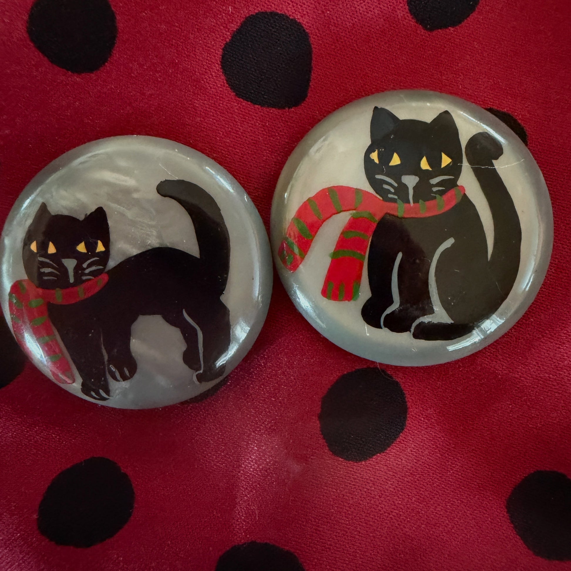 Buttons : Black Scarf Cat on Pearly Grey Galalith Buttons (Set of 2 Buttons) Diameter 28mm
