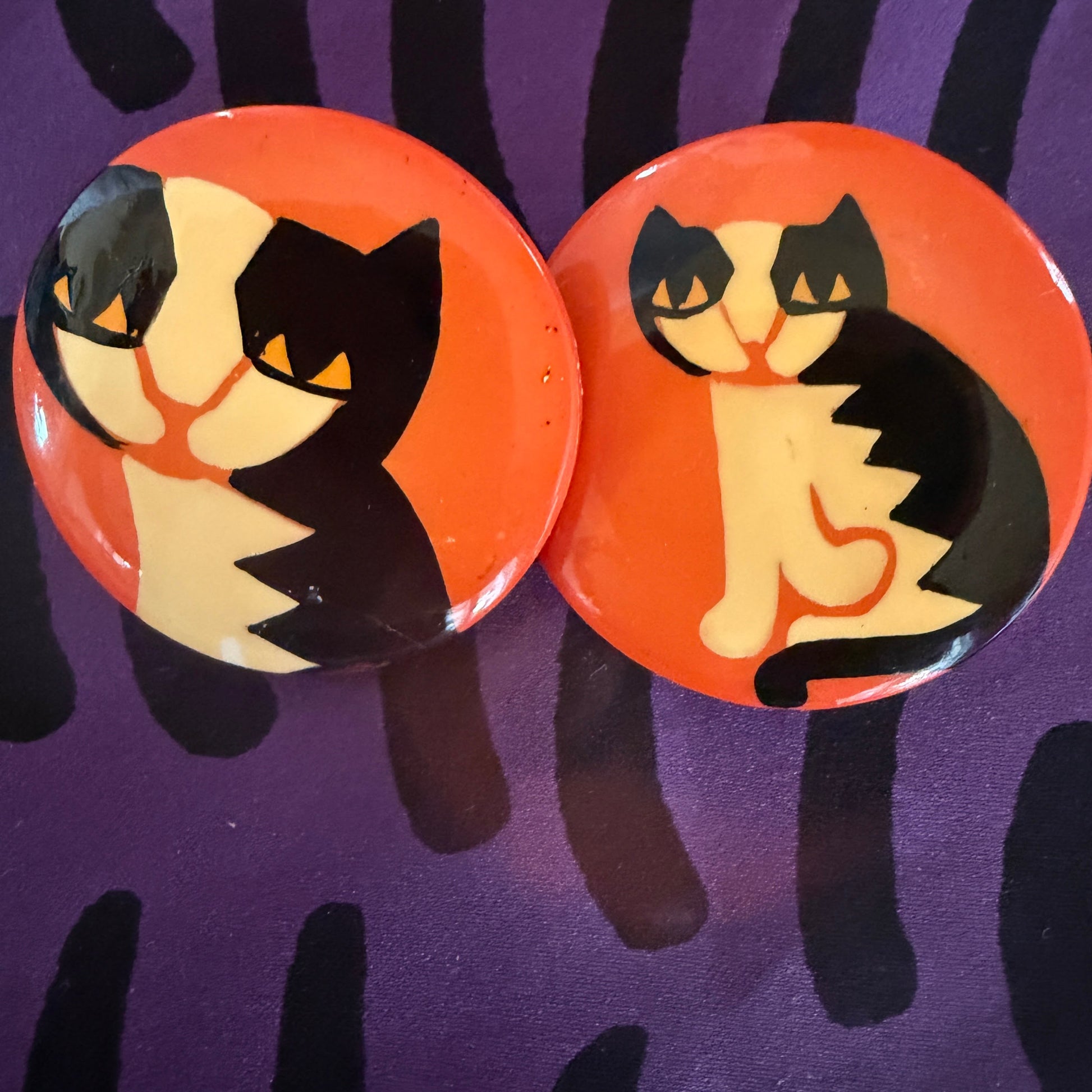 Buttons :  Black and White Tabby Cat on Galalith Orange Buttons. Diameter 36mm. Set of 2 different Buttons