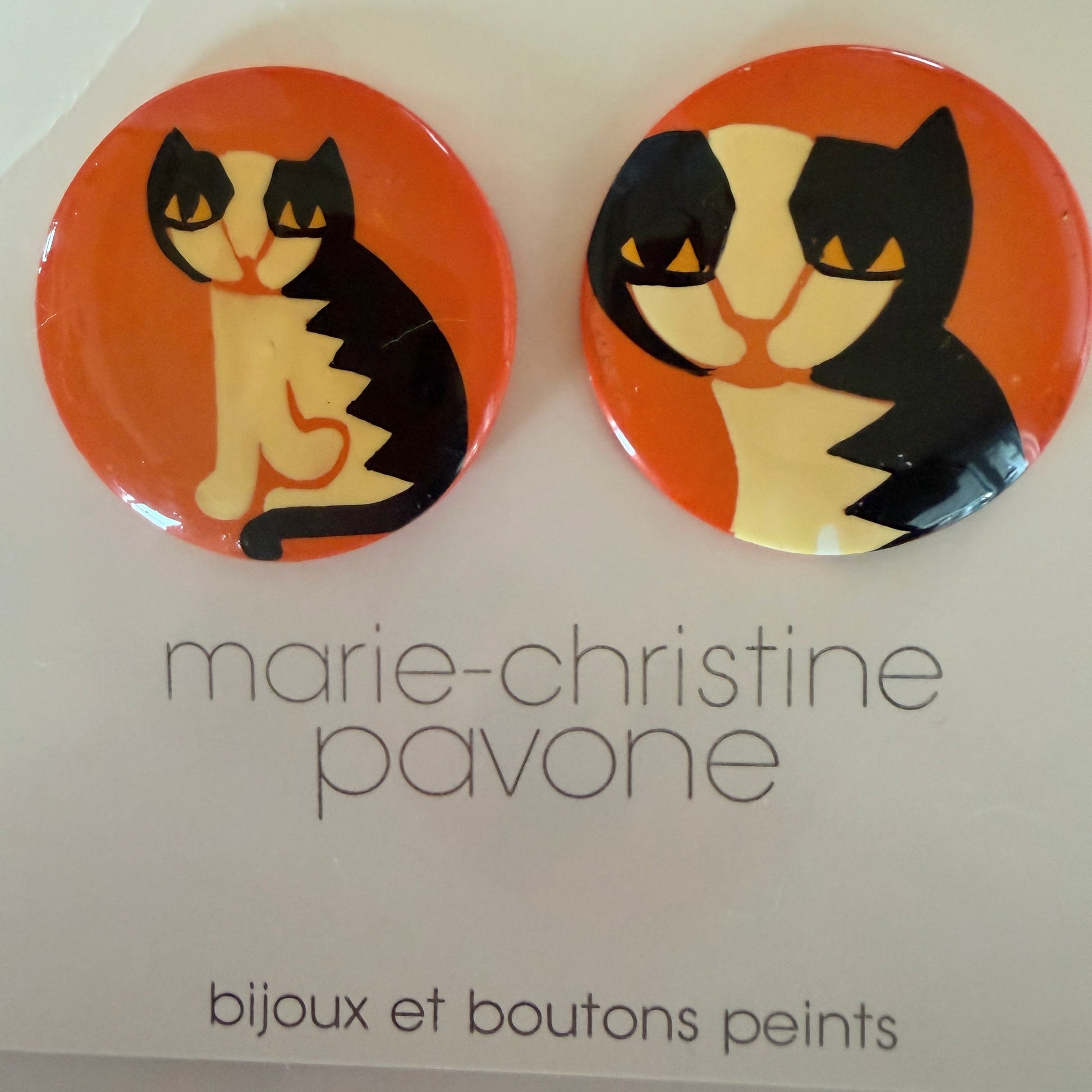 Buttons :  Black and White Tabby Cat on Galalith Orange Buttons. Diameter 36mm. Set of 2 different Buttons