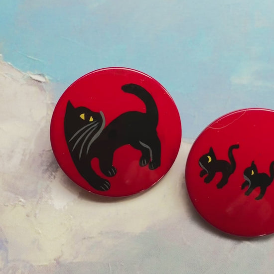 Buttons : Black Family Cat on Red Galalith Buttons (Set of 2 Buttons) diameter 32mm