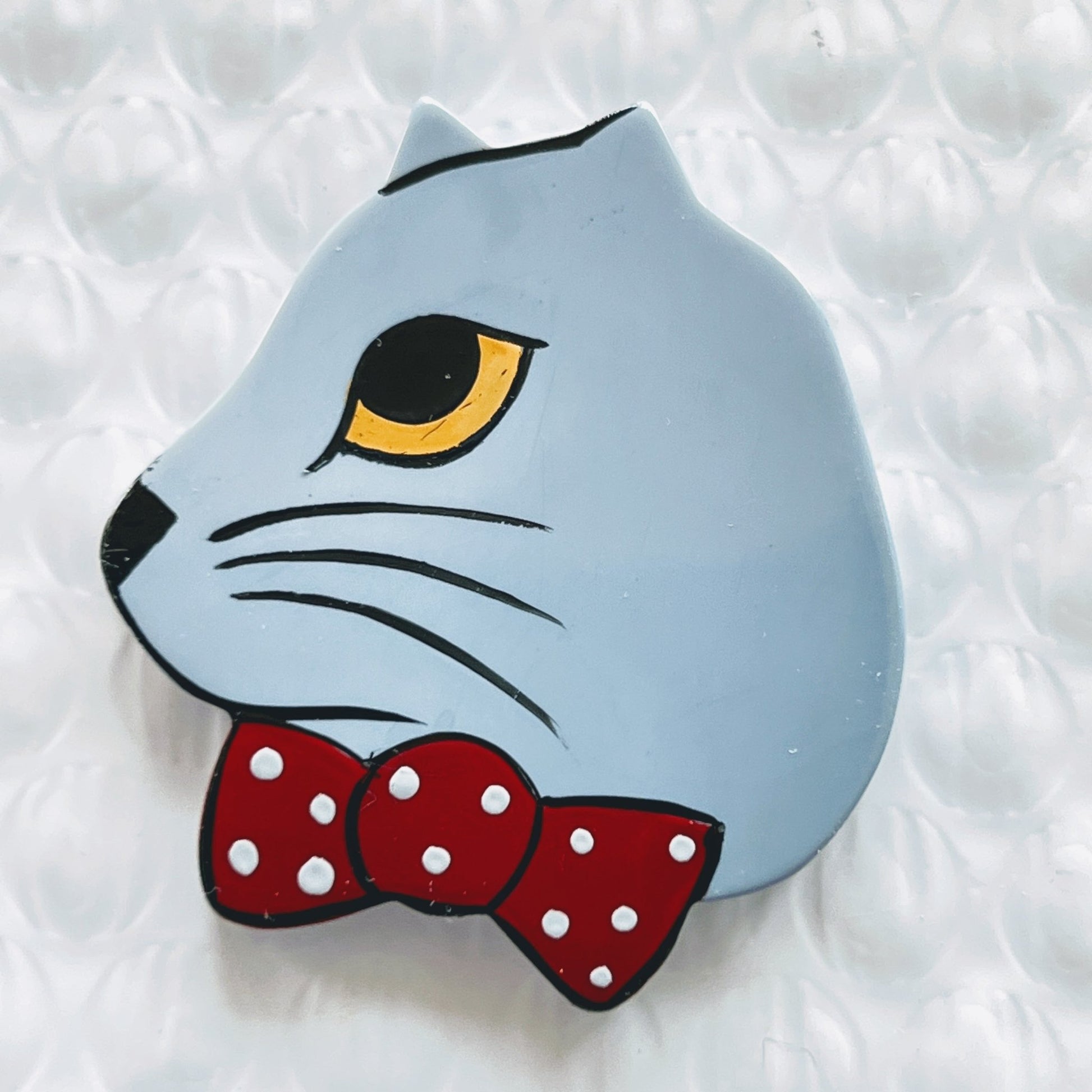 Pearl grey Ribbon Cat Brooch - Galalith – Vintage Jewelry - handcrafted by Pavone by Pavone