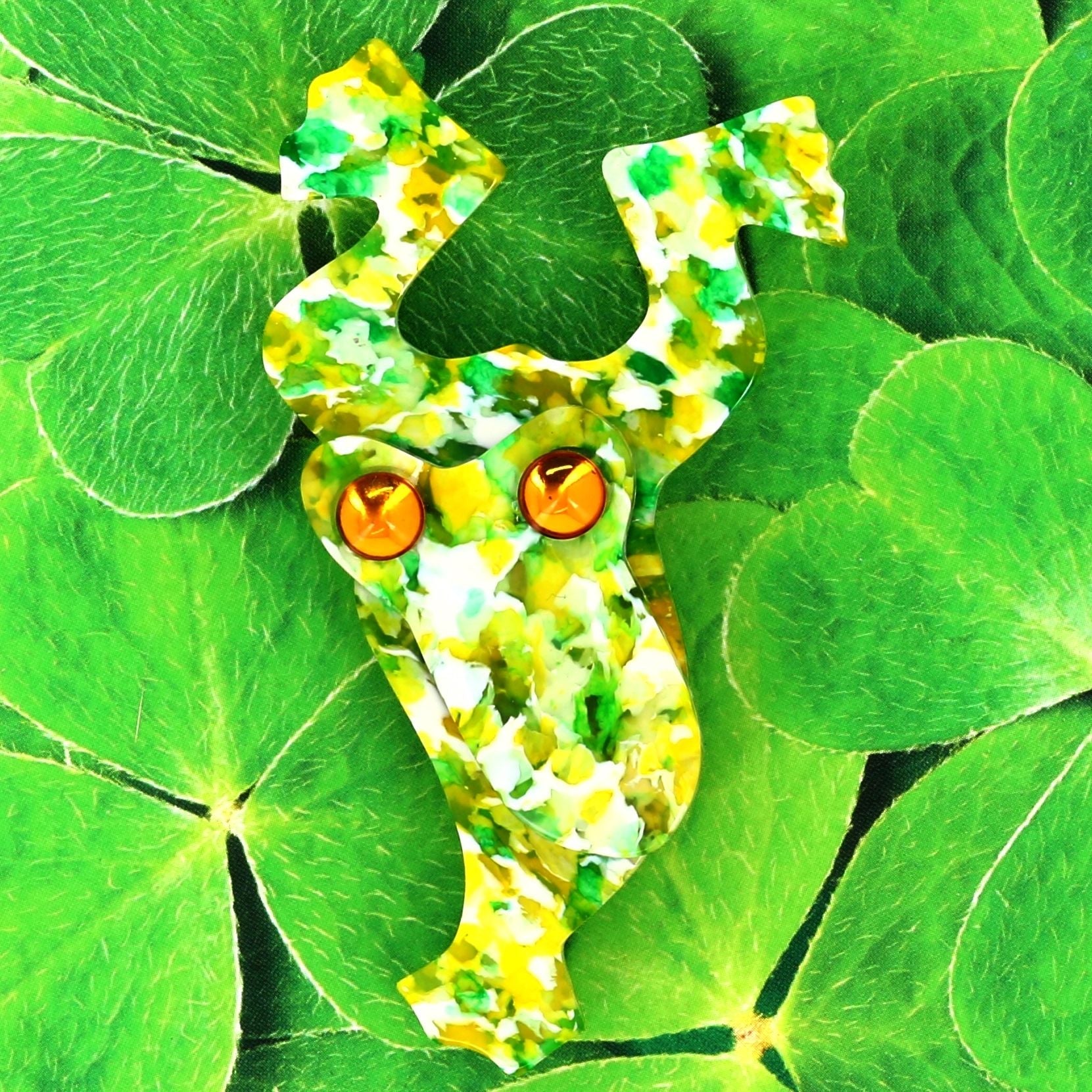 Pointillism Green Diving Frog Brooch (middle size) - Galalith – Vintage Jewelry - handcrafted by Pavone by Pavone